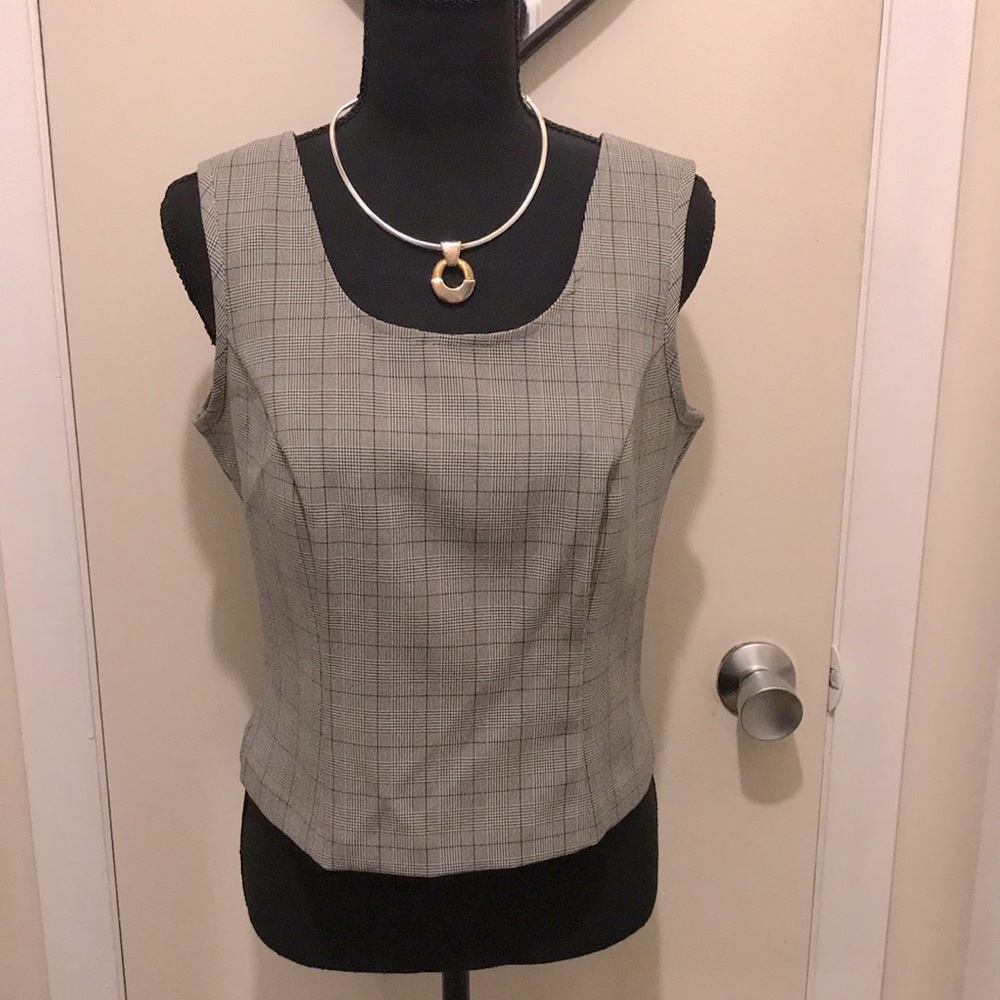 Ladies Size 7/8 100% Polyester No Sleeve Button Down Top. Pre-Loved